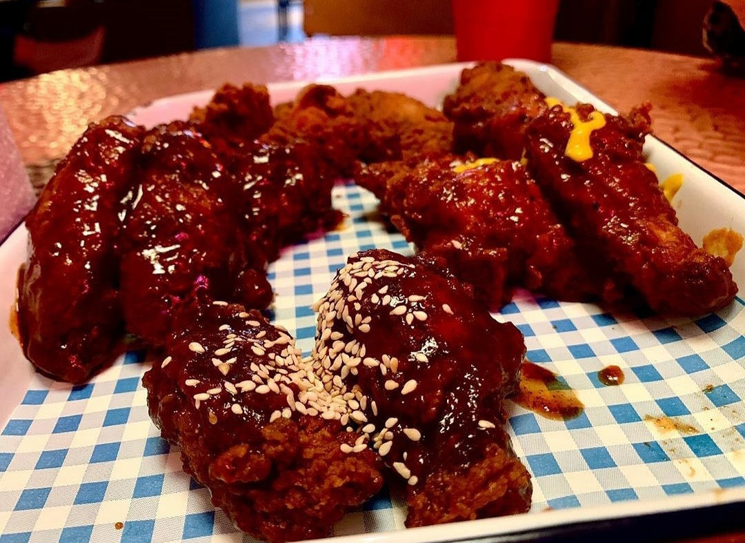 Bunny Jackson&#8217;s is offering bottomless wings and fries with booze &#8211; seven days a week, The Manc
