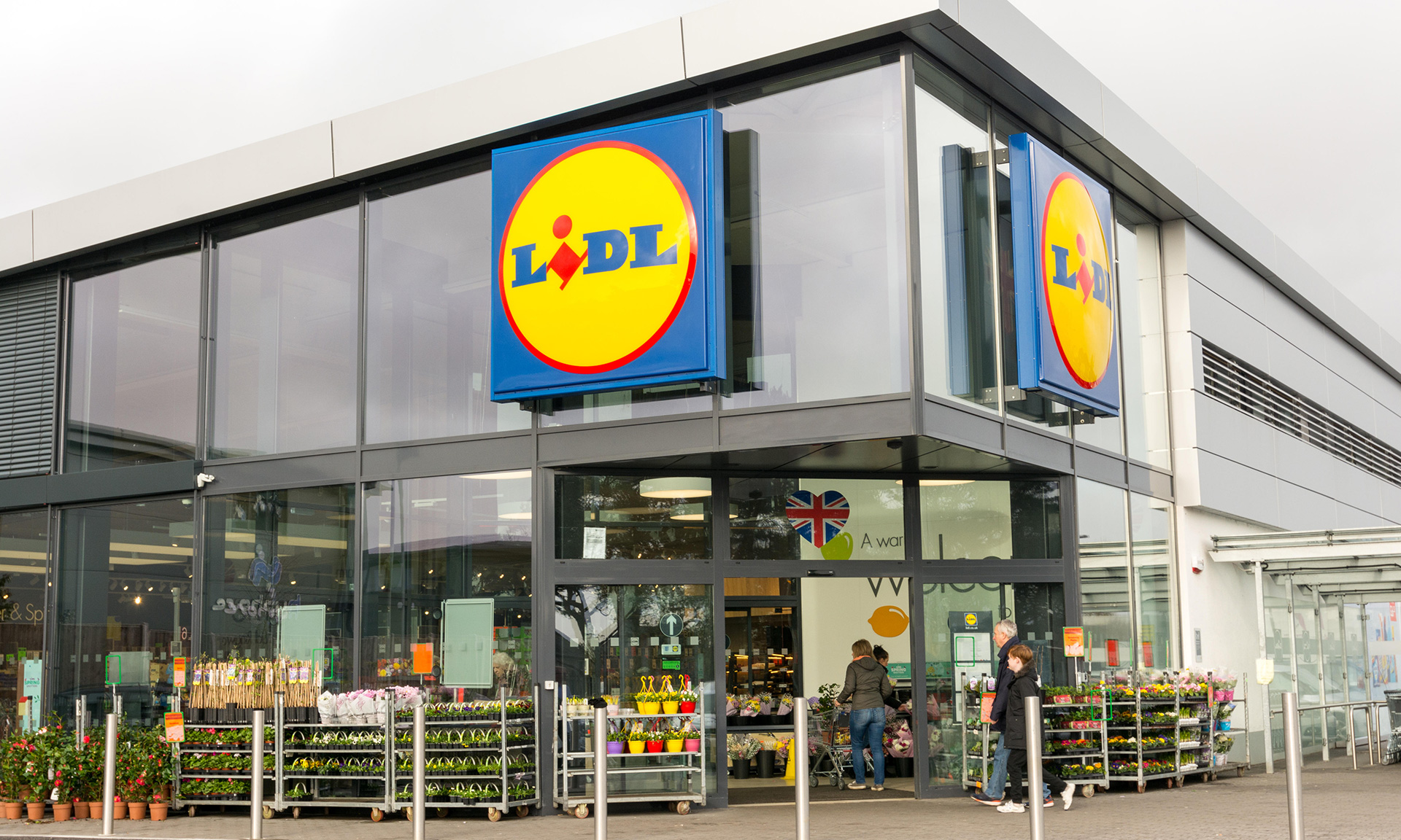 Lidl to become UK&#8217;s highest-paying supermarket by raising minimum wages to £10.10, The Manc