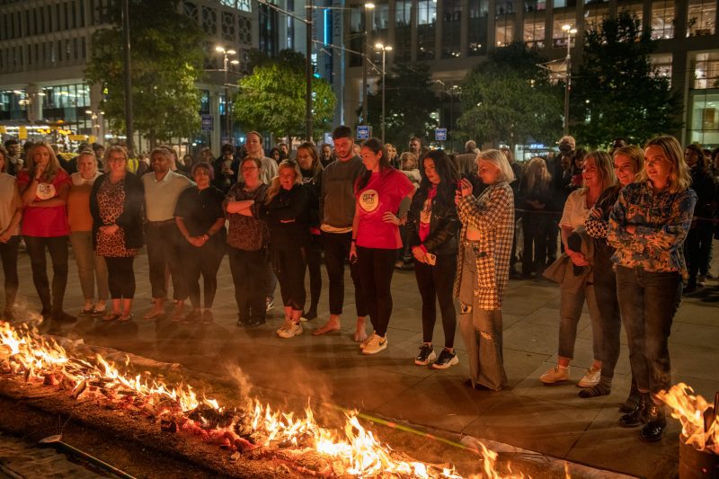 Here&#8217;s what happened when 50 fundraisers walked on fire in St Peter&#8217;s Square last night, The Manc