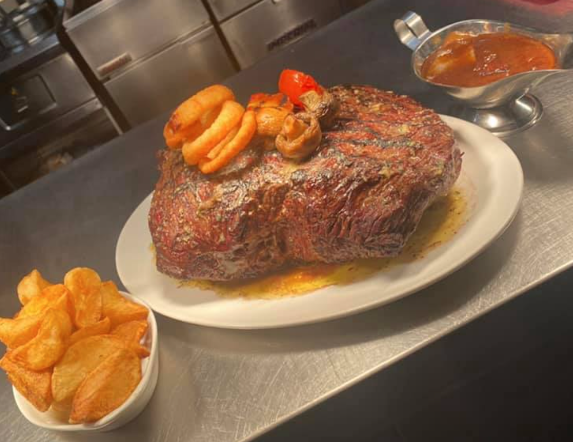 You can get a huge 100oz steak for free at this Oldham pub if you can finish it, The Manc