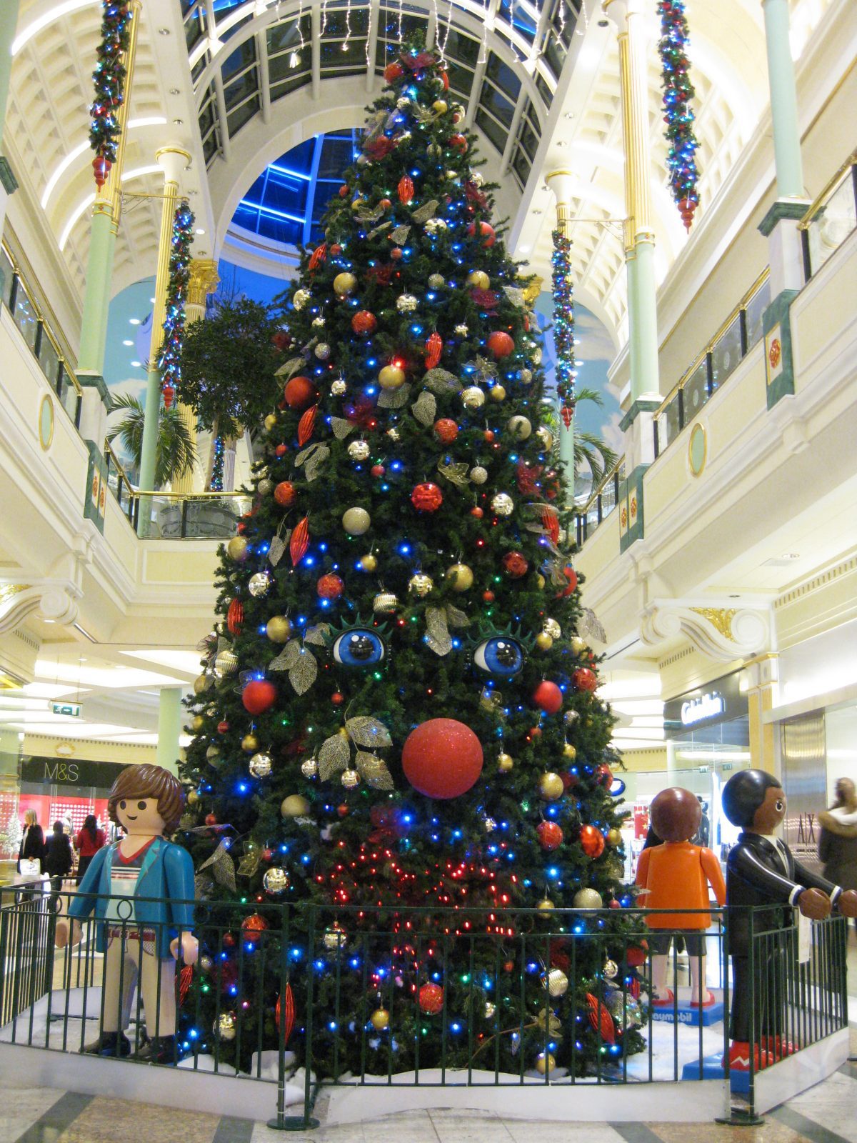 The famous singing Christmas tree at the Trafford Centre has &#8216;retired&#8217;, The Manc