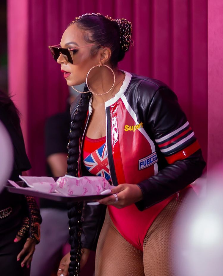 Ashanti spotted in Manchester burger bar still wearing skimpy stage outfit, The Manc