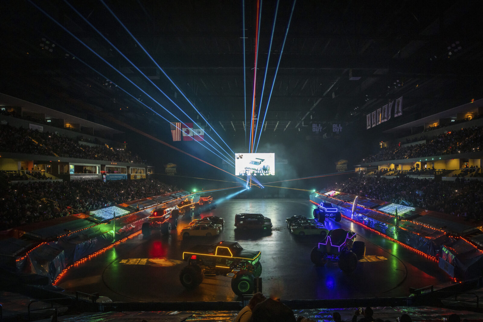 Hot Wheels Monster Trucks Live – Glow Party!