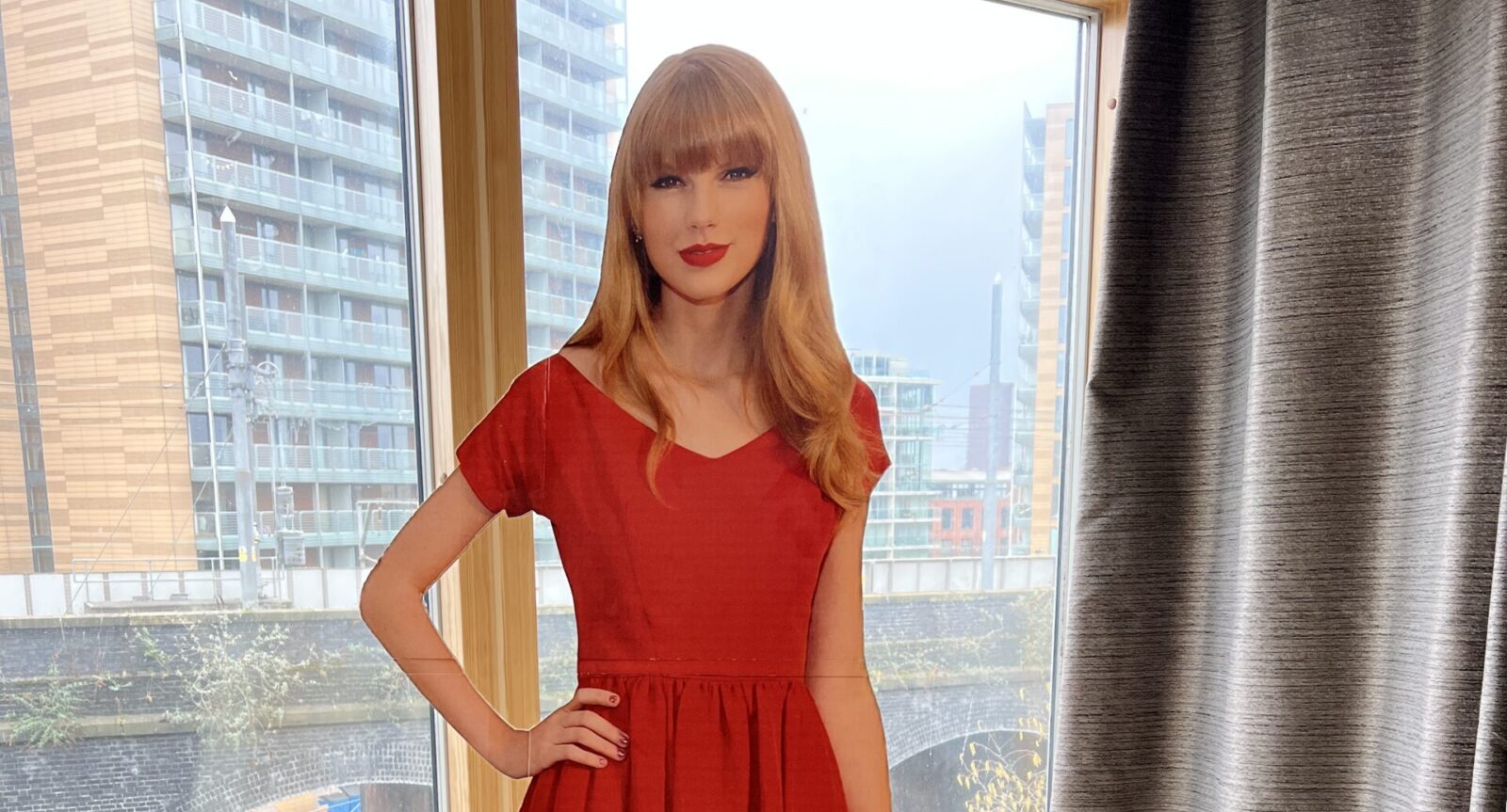 Hundreds bid to save Manchester's Taylor Swift cardboard cut-out - BBC News