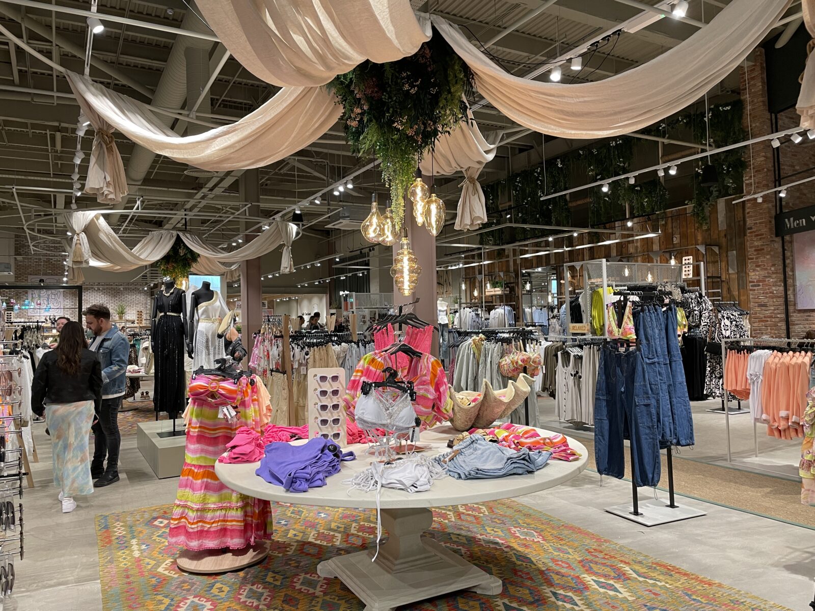 River Island opens ENORMOUS new Trafford Centre store