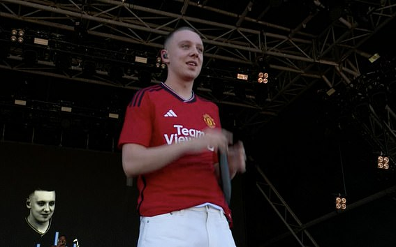 Aitch leaks new Man United kit at Glastonbury