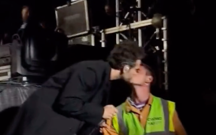 Matty Healy kissing security guard The 1975