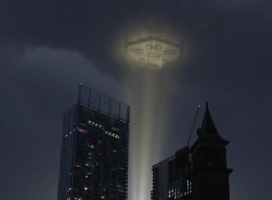 The bee-shaped beam of light above Manchester last night. Credit: Manc Wanderer