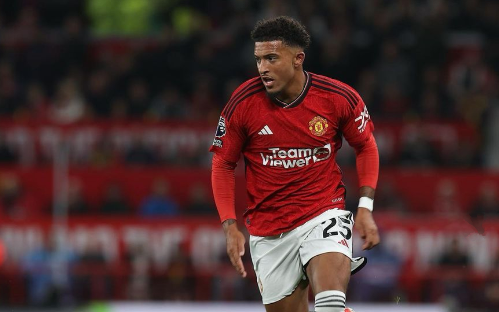 Footballer Fits on X: Manchester United's @Sanchooo10 rocks up to