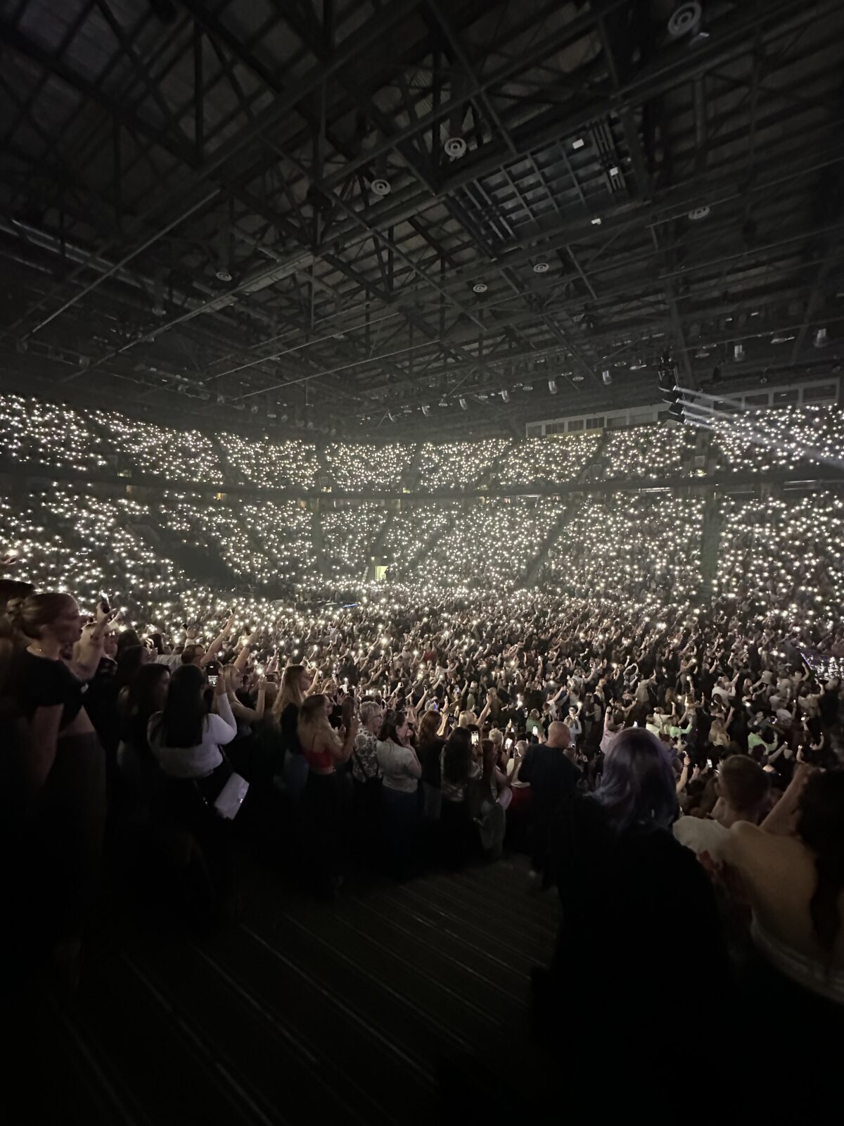 sea of phone lights manchester ao arena JLS