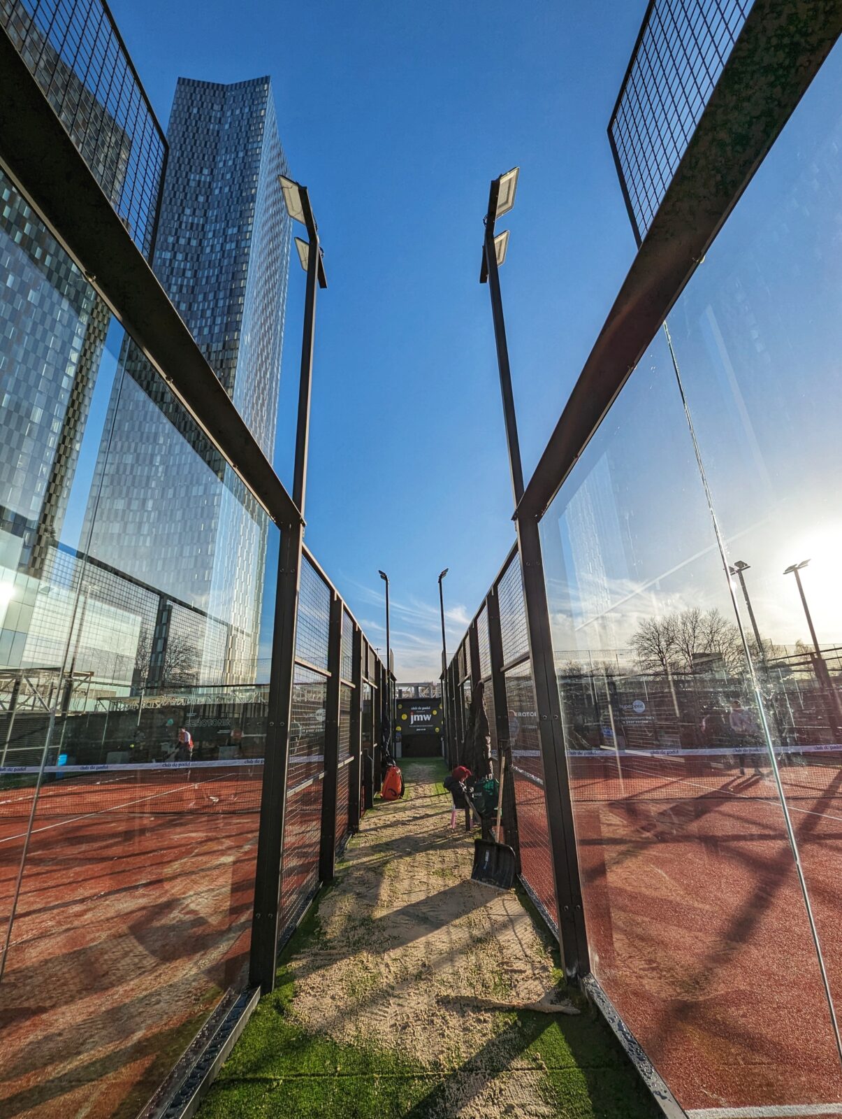 There are four state-of-the-art courts at Club de Padel