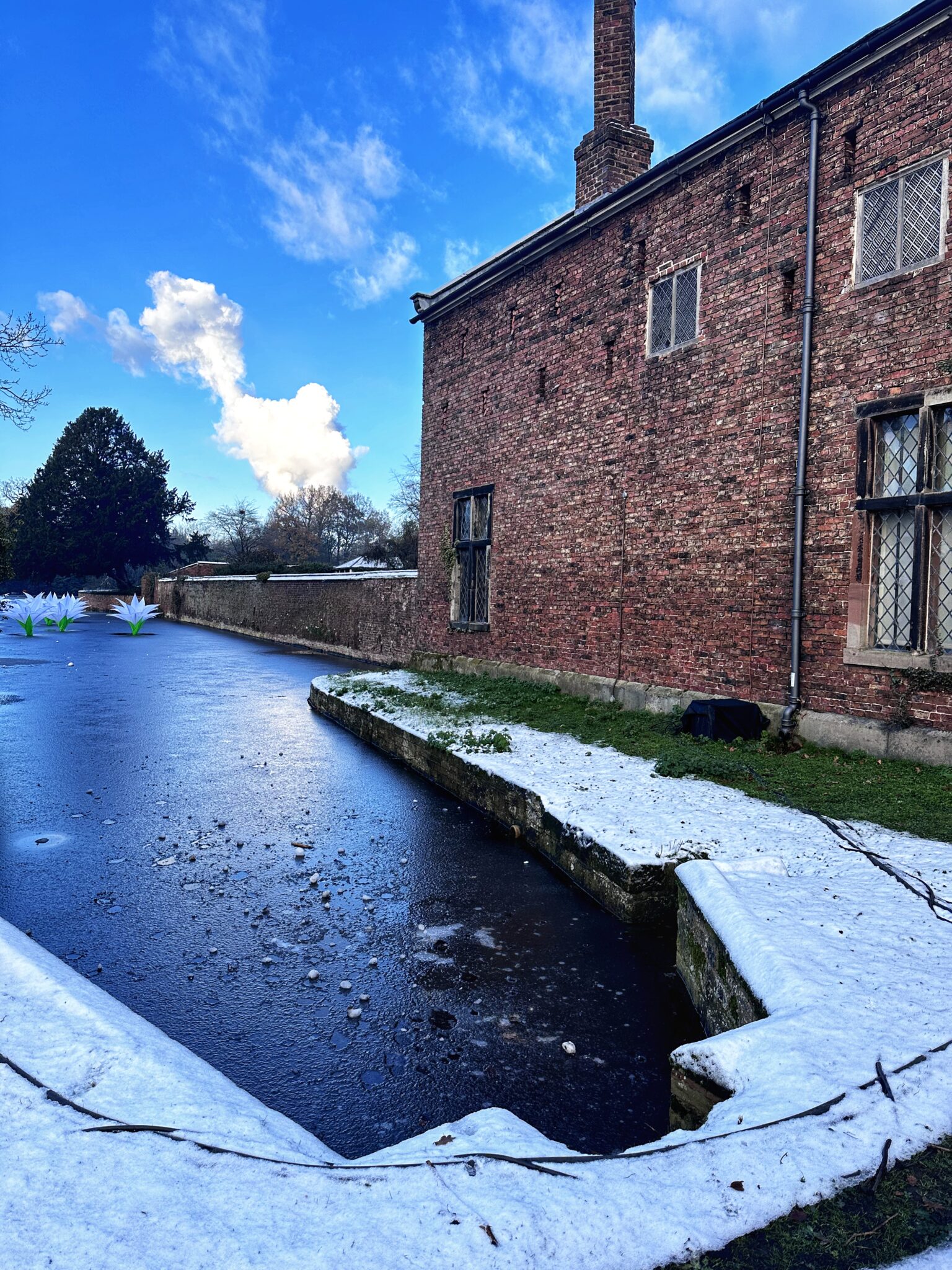 You can eat a fourcourse luxury meal while riding a steam train