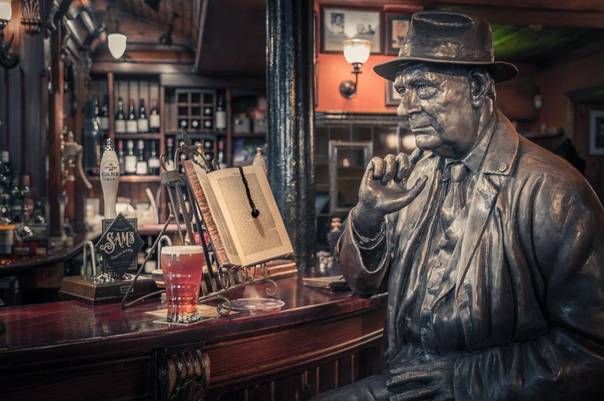 lowry statue manchester pub