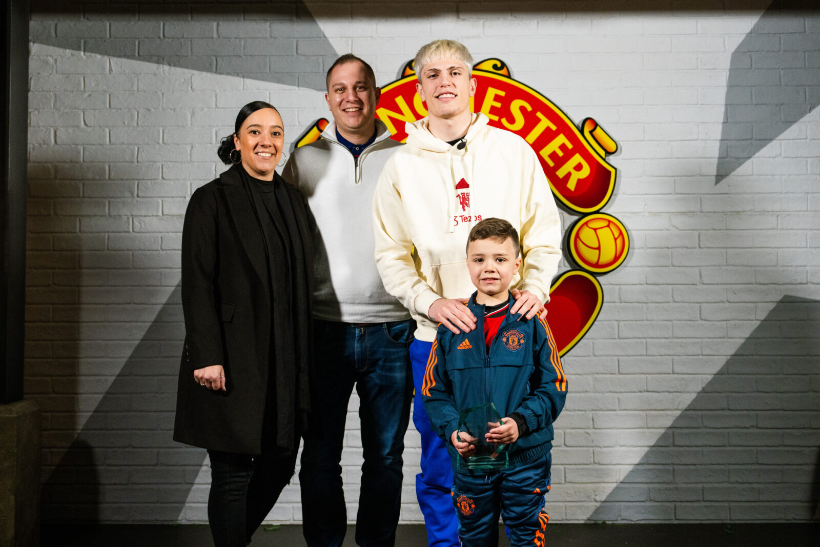 7 year old united fan wins bravery award after beating cancer