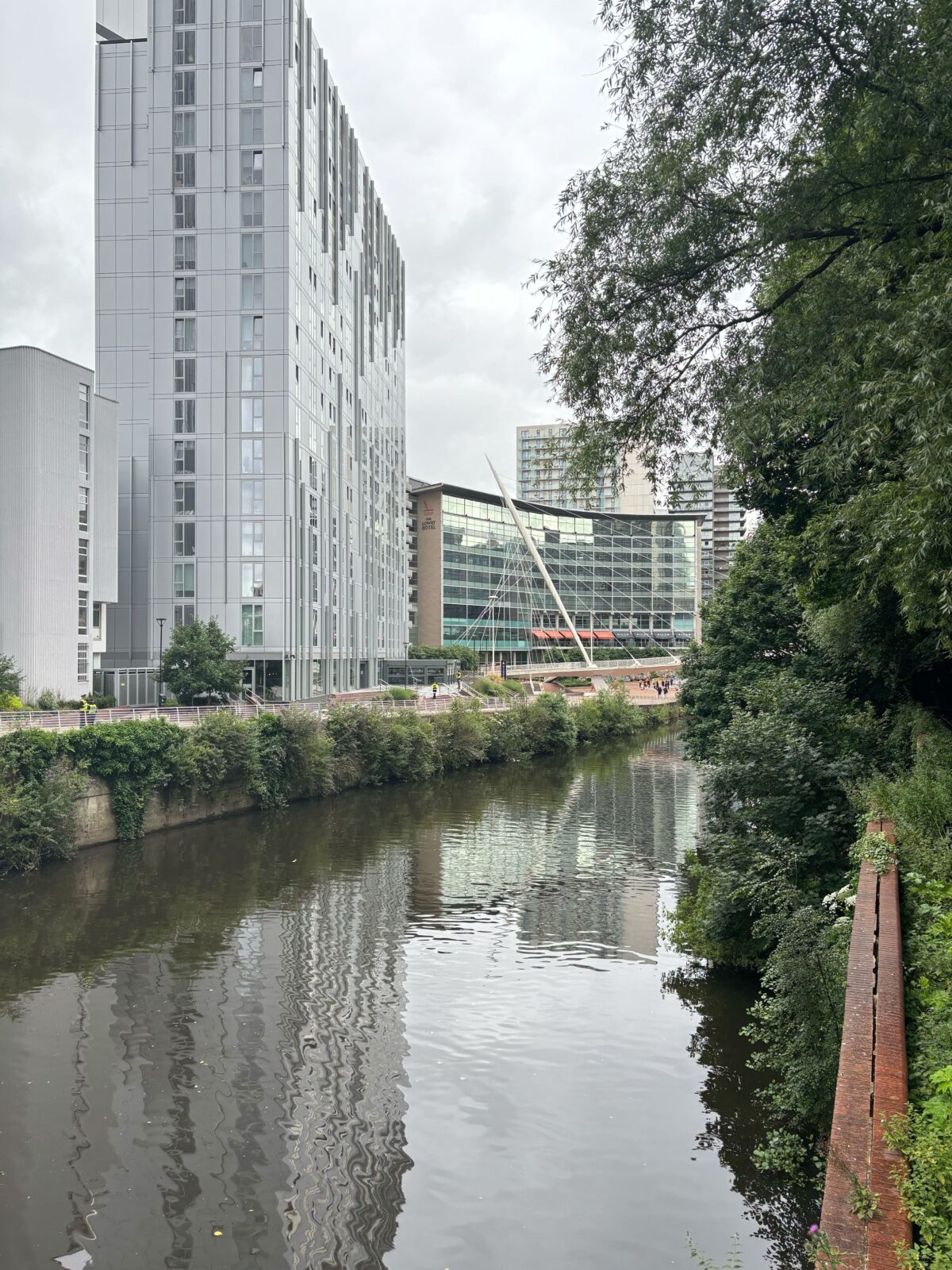 Huge cordon in place in Manchester city centre after body pulled from River Irwell