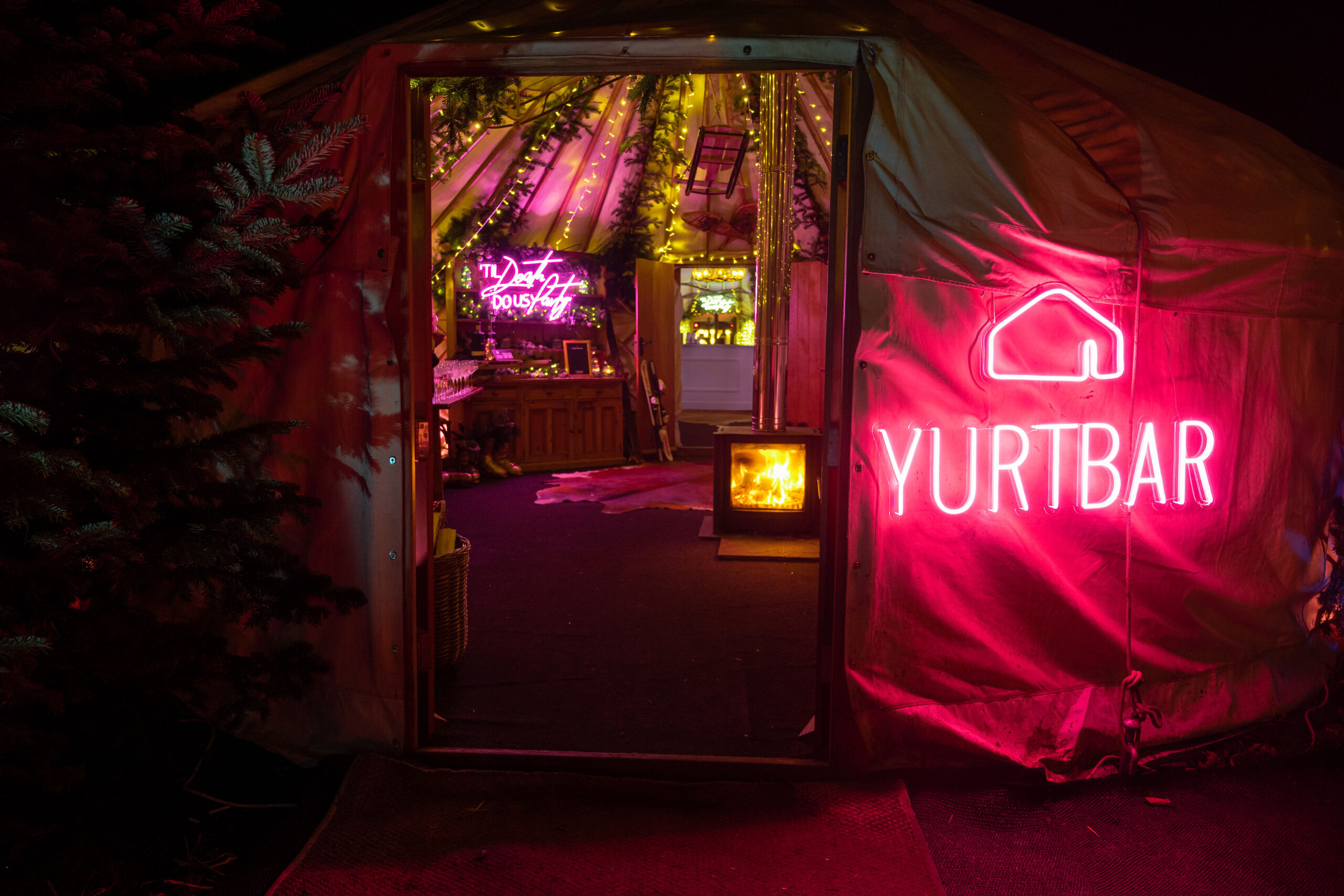 A pop-up apres-ski bar with yurts, live music and steins has opened in Greater Manchester