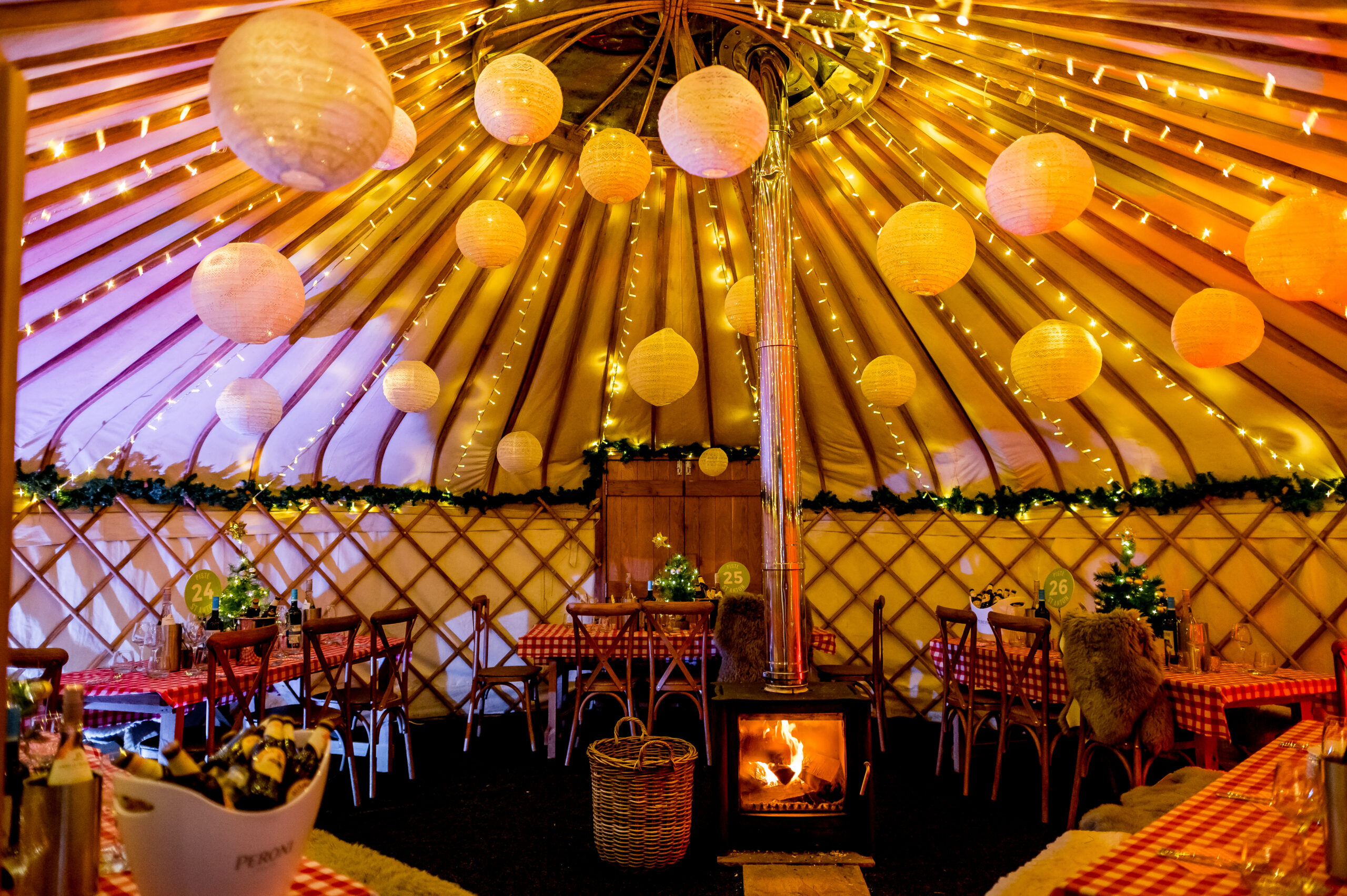 A pop-up apres-ski bar with yurts, live music and steins has opened in Greater Manchester