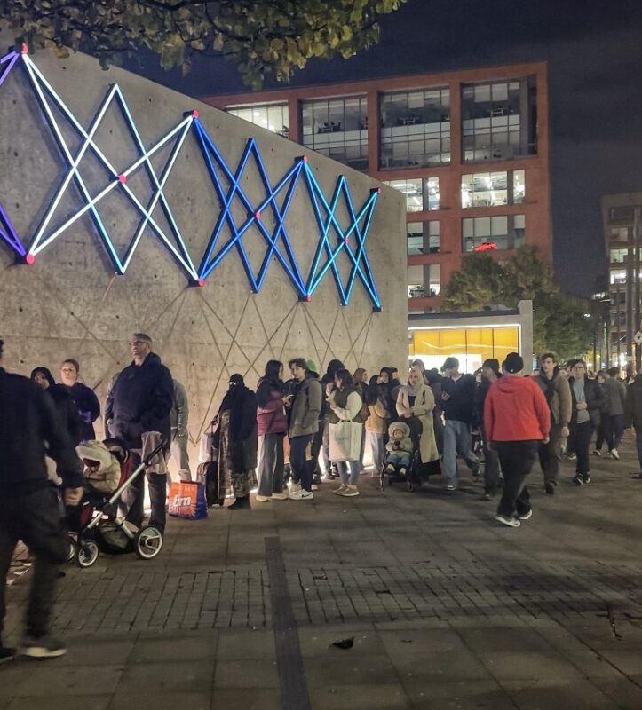 Queues for the Flat Baker at the Manchester Christmas Markets. Credit: The Manc Group