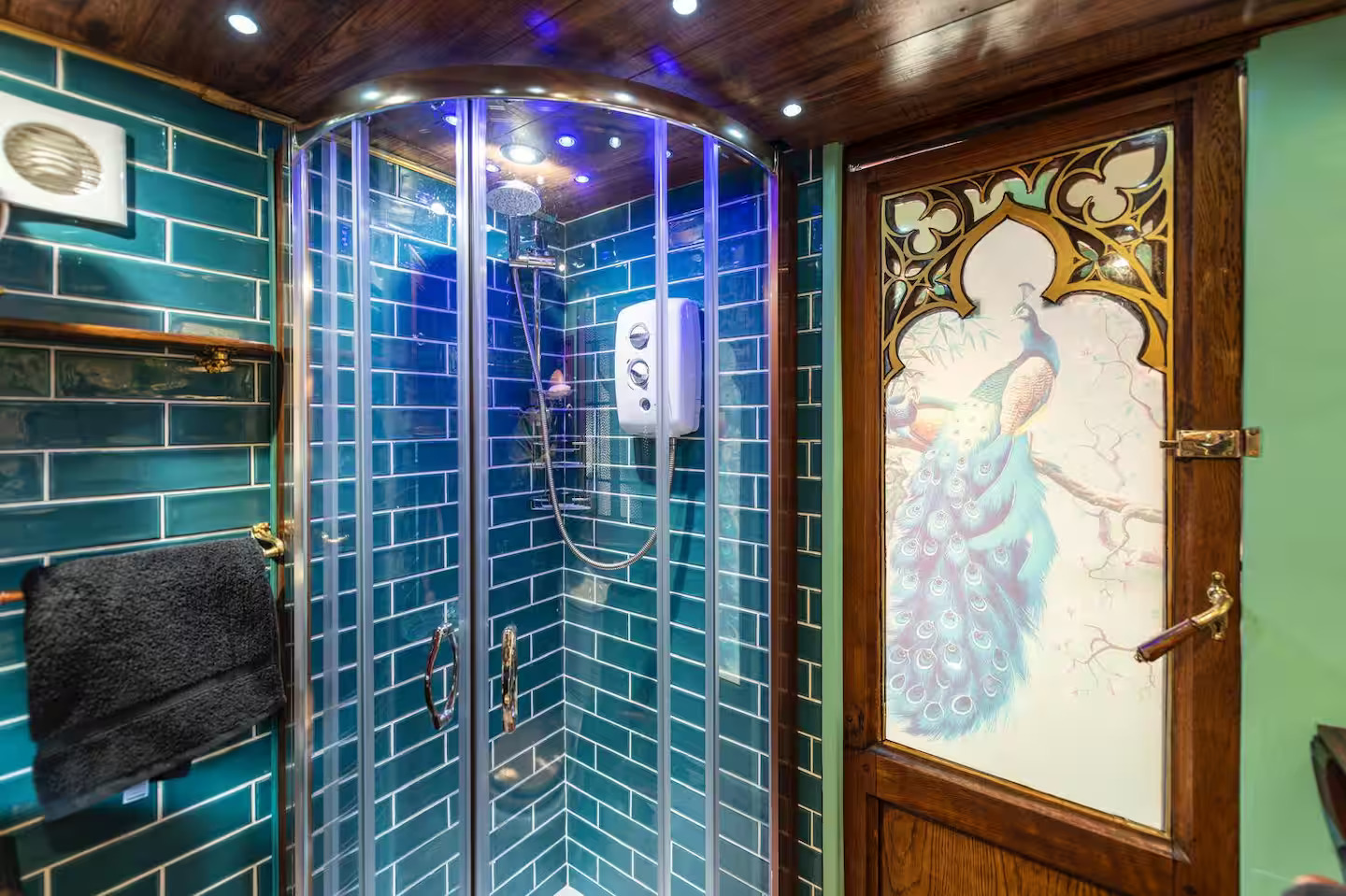 Even the bathroom has pops of colour throughout.