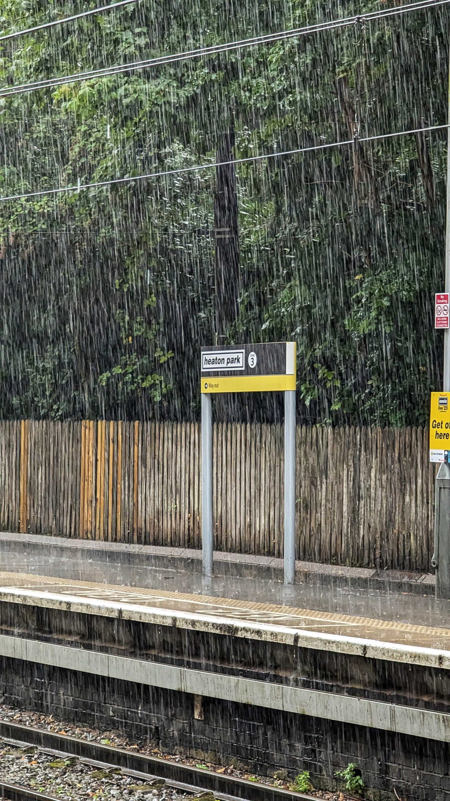 Oasis weather - Oasis fans prepare for biblical rain as Met Office issues thunderstorm warning