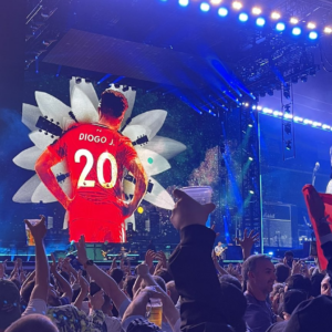 Oasis pay tribute to Diogo Jota in Cardiff