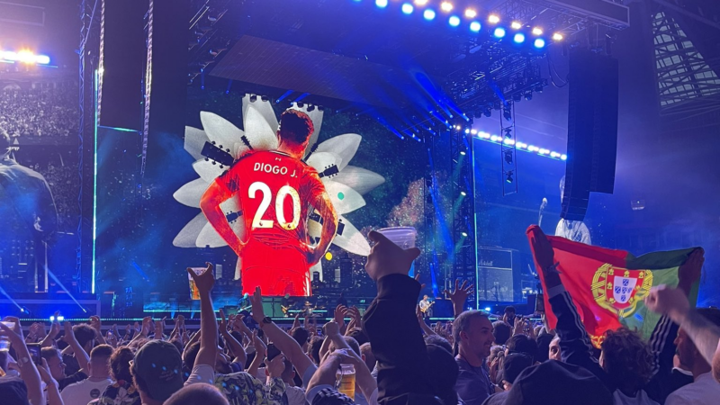 Oasis pay tribute to Diogo Jota in Cardiff