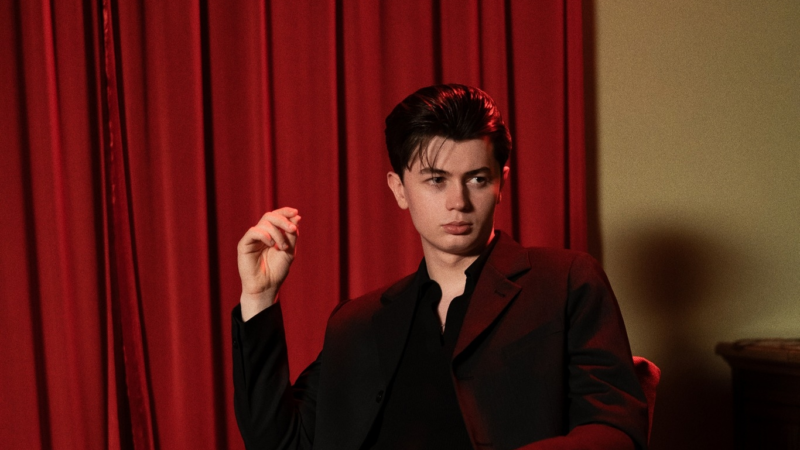 Elliot James Reay Bury singer supporting Benson Boone in America