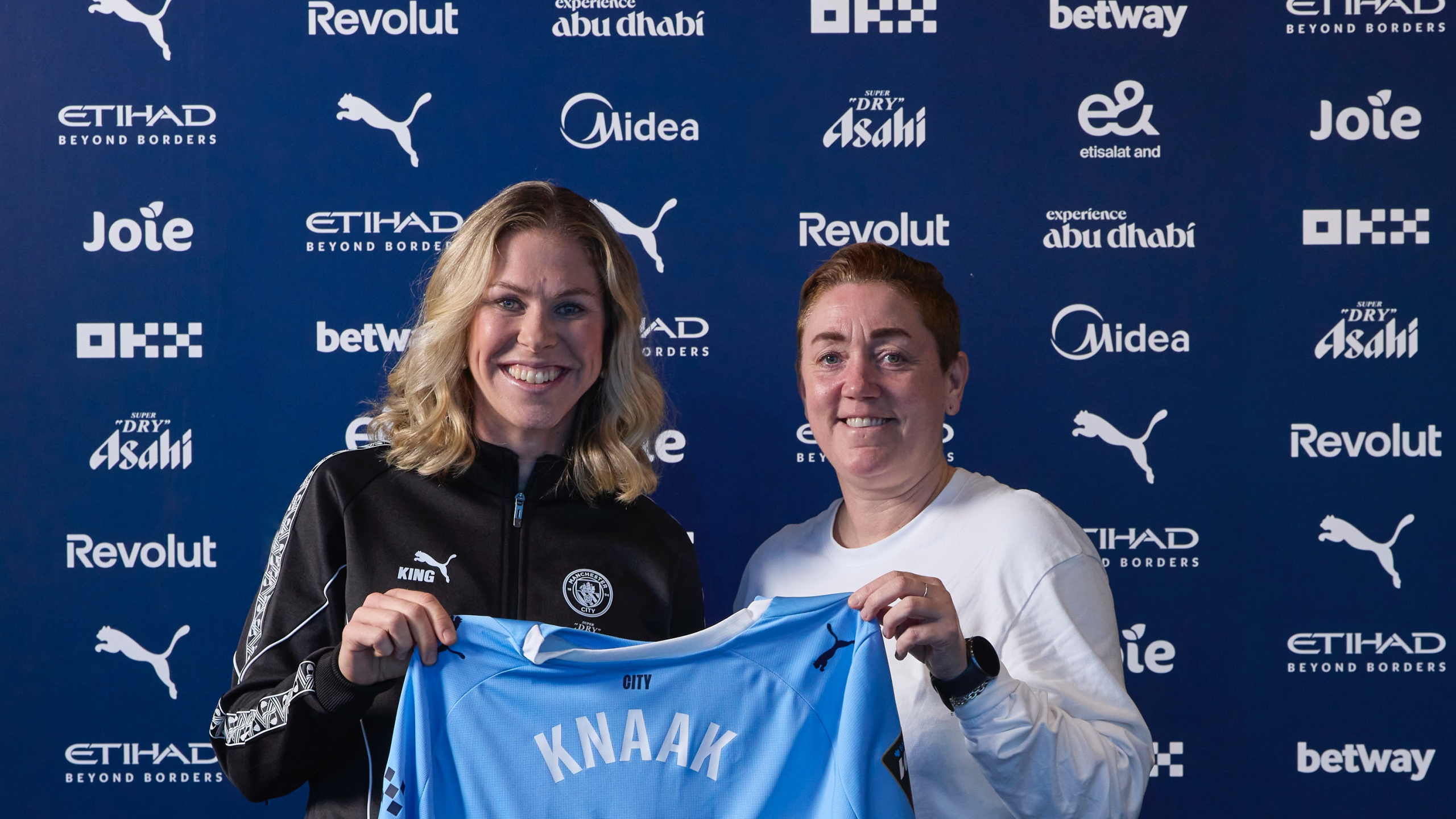 Rebecca Knaak signs new Man City deal long-term contract