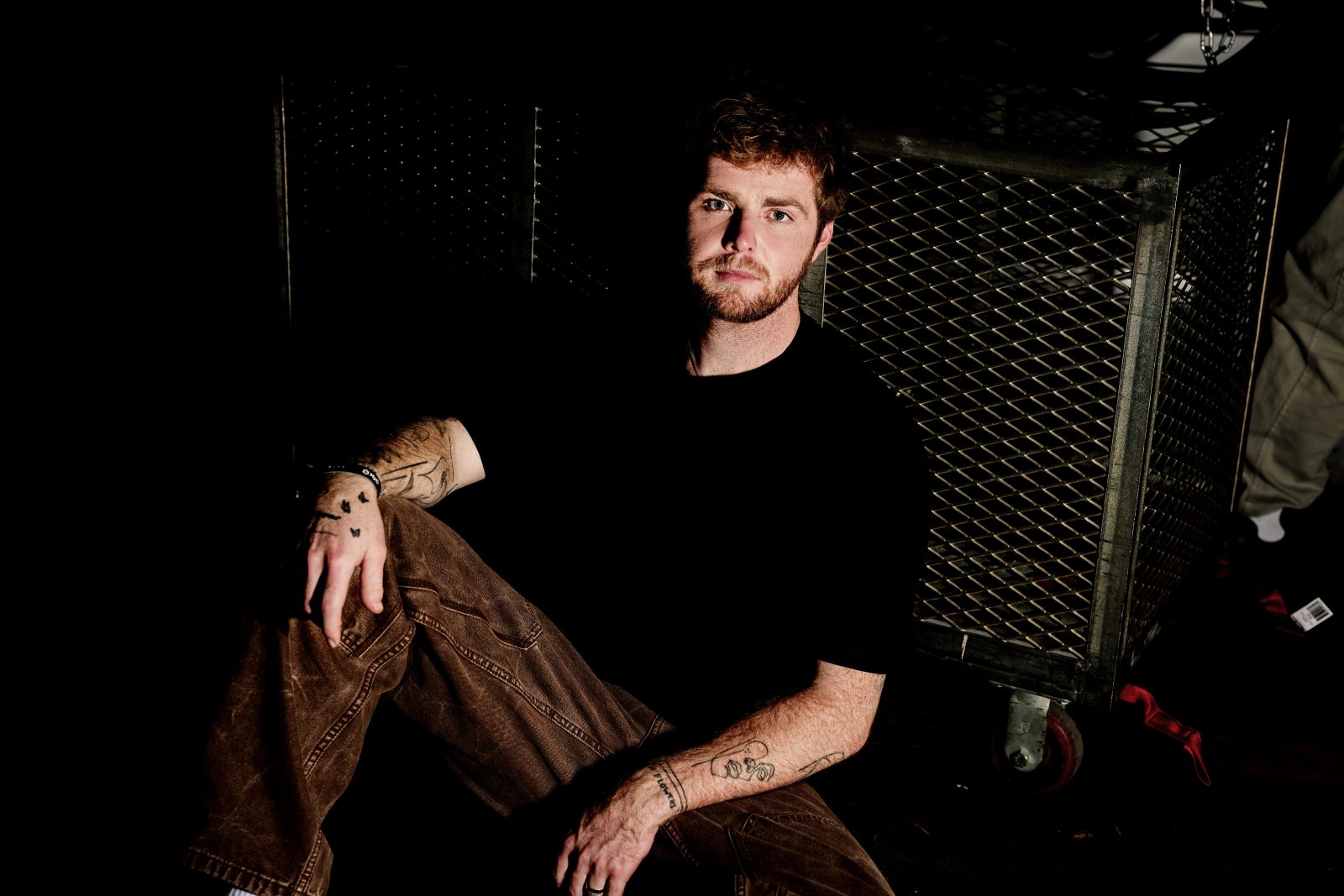 Warren has built a cult following thanks to chart-topping hits like 'Ordinary'/ Credit: Press Shots (supplied)