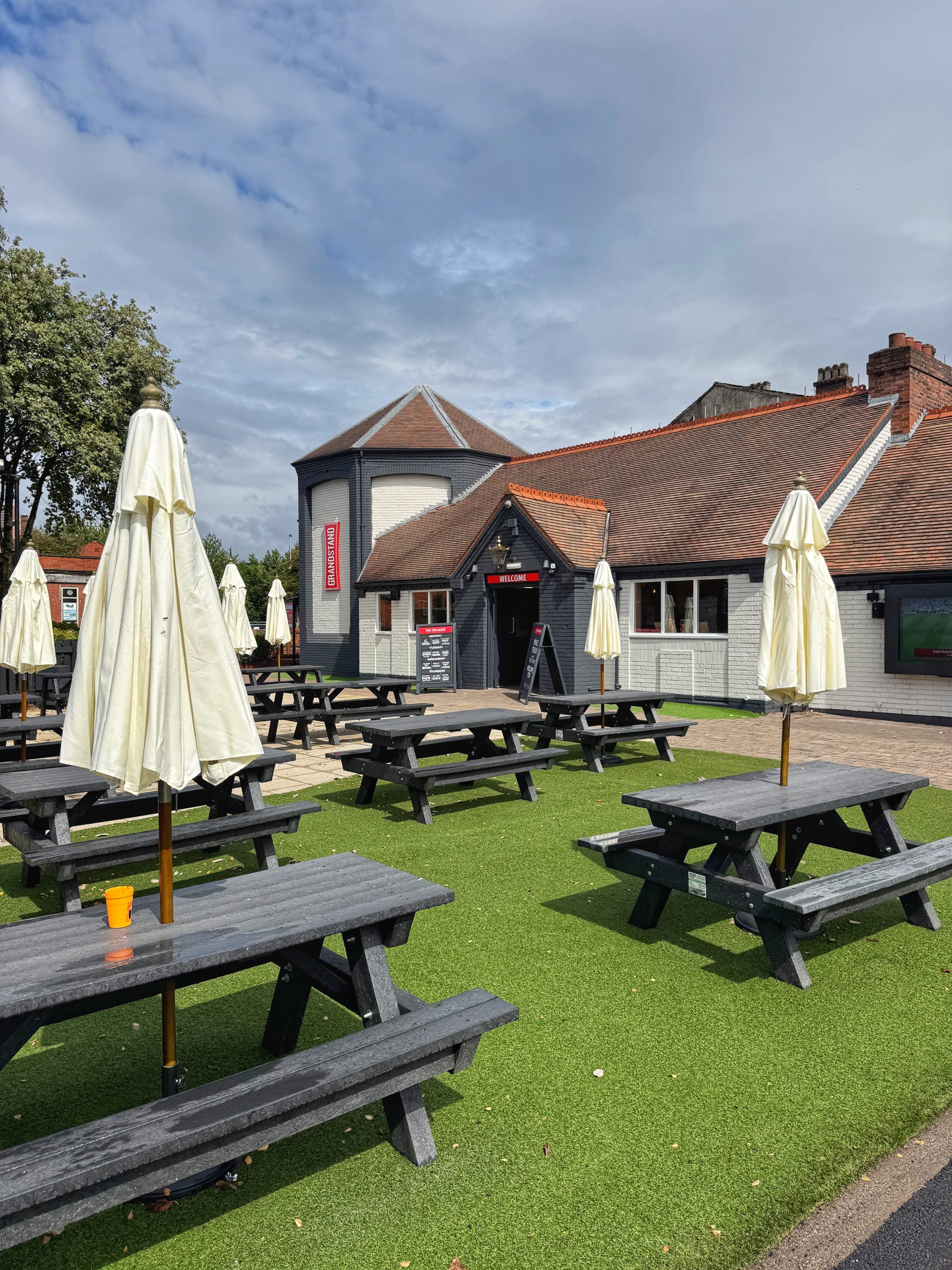 Iconic Manchester United pub The Tollgate has reopened after a major refurb